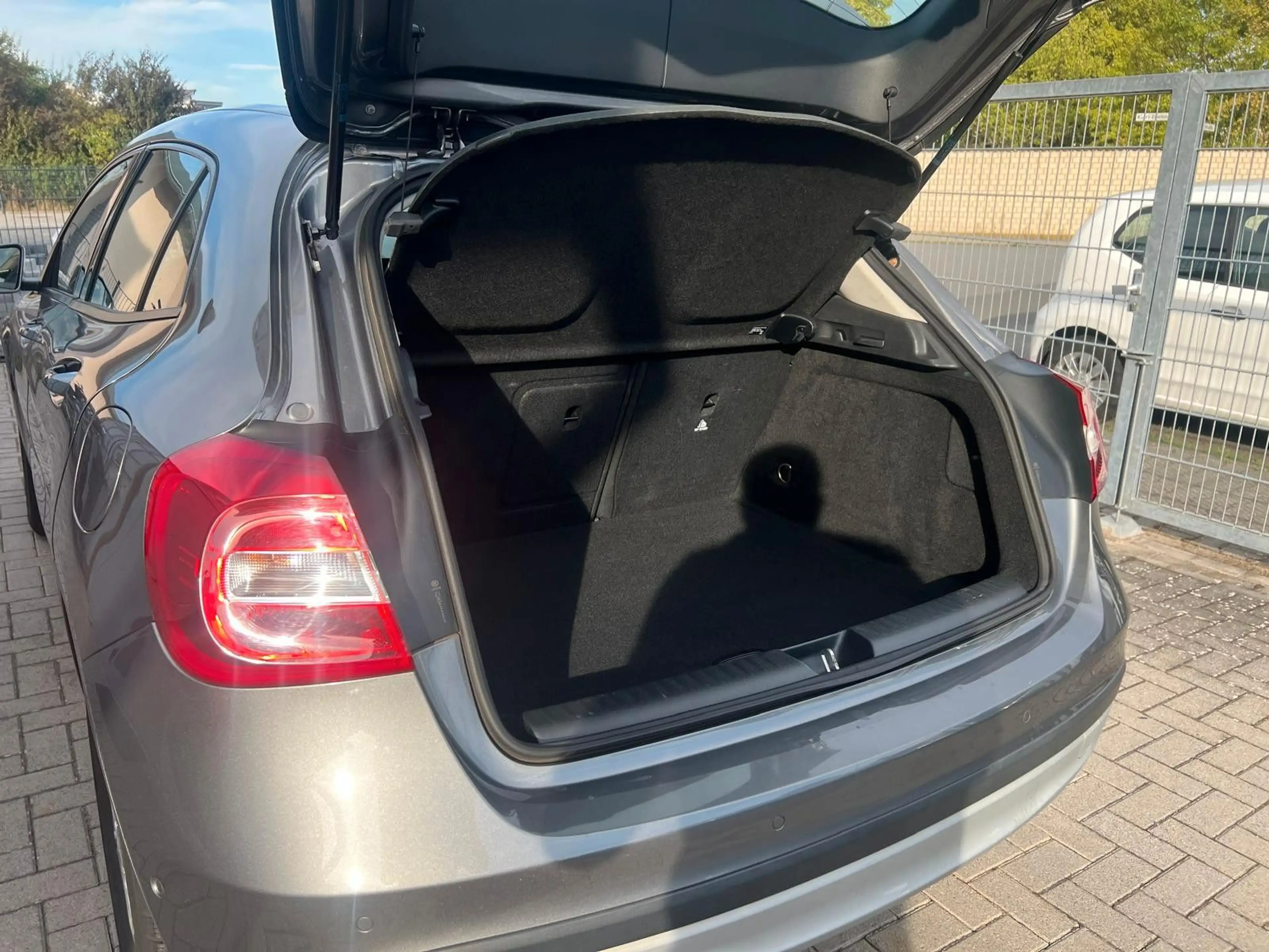 Mercedes-Benz GLA 200 Style Automatik — photo 10