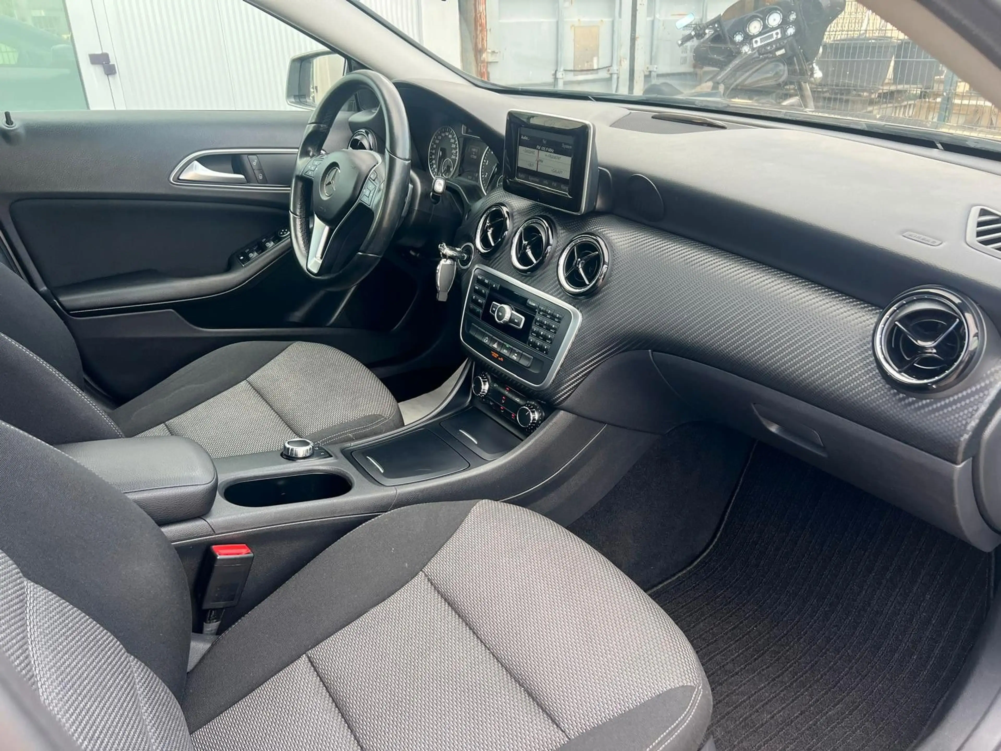Mercedes-Benz GLA 200 Style Automatik — photo 12