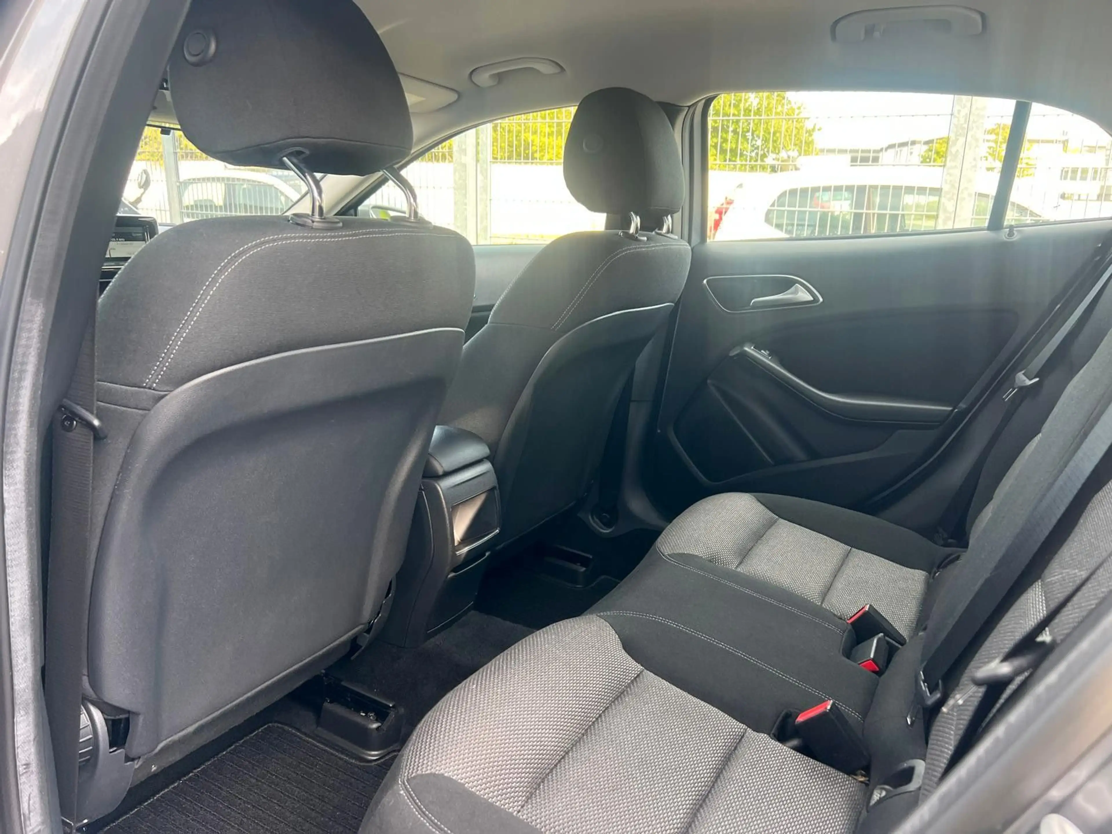 Mercedes-Benz GLA 200 Style Automatik — photo 9