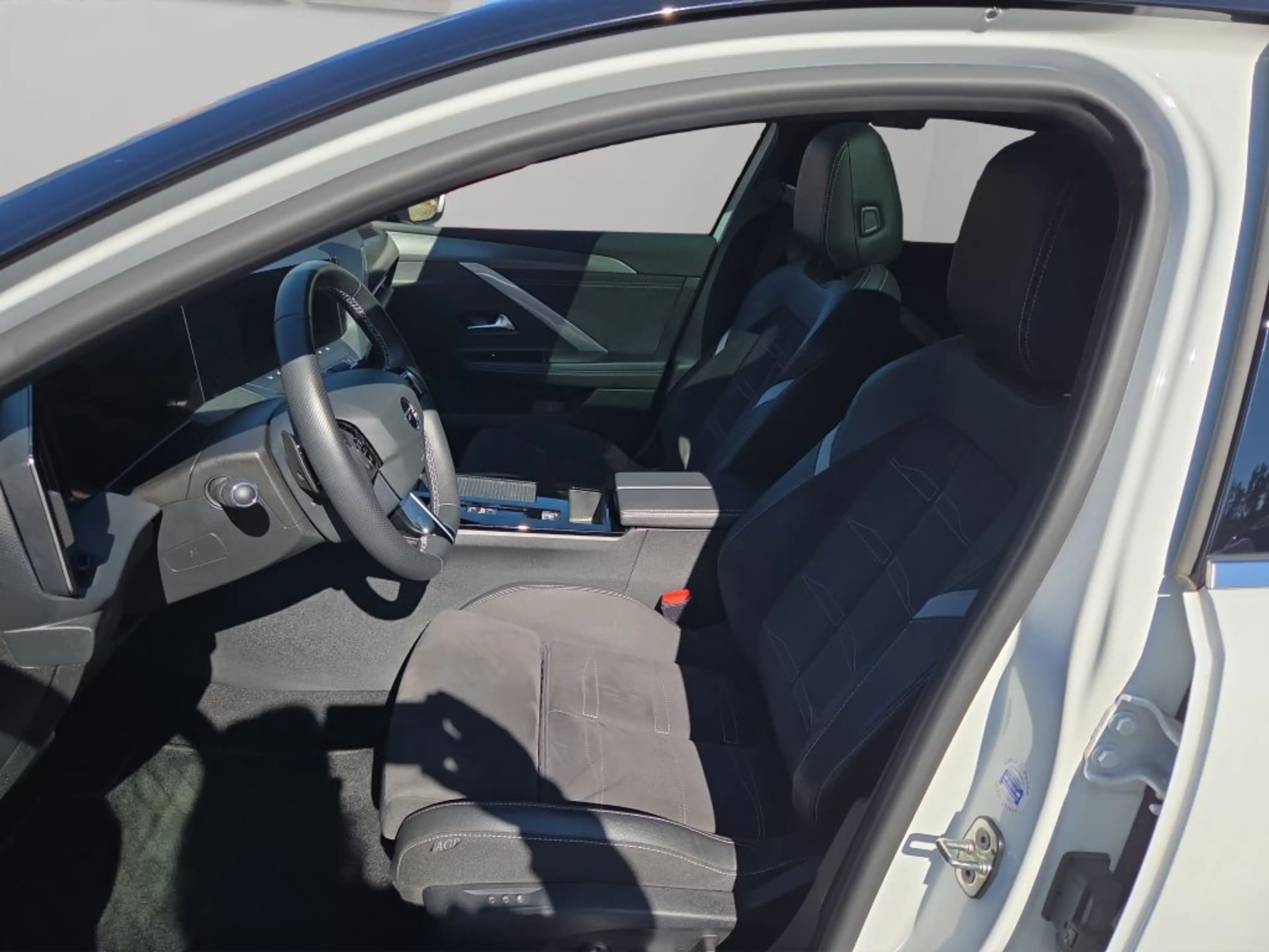 Opel Astra Plug-In-Hybrid Ultimate — photo 9