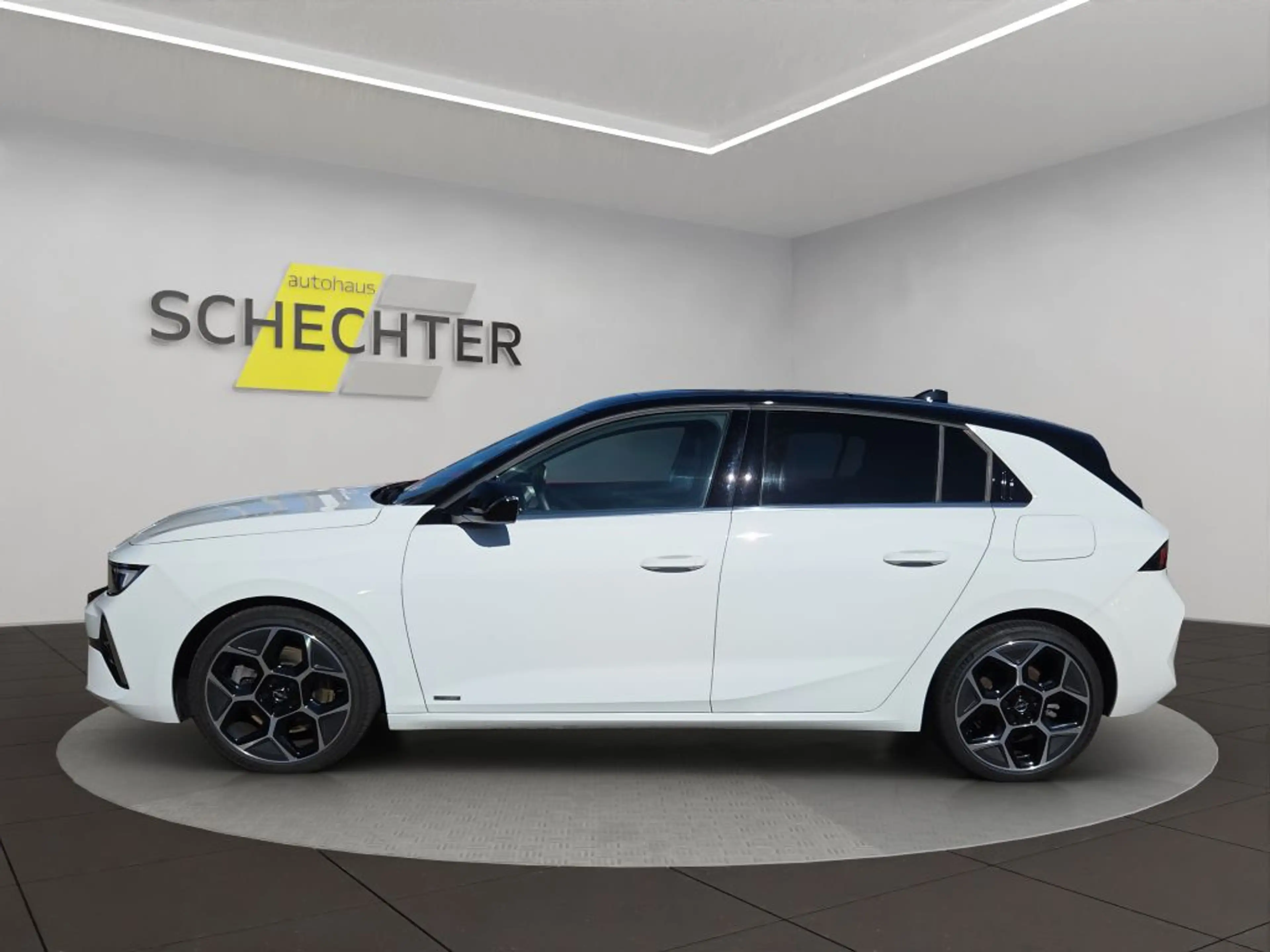 Opel Astra Plug-In-Hybrid Ultimate — photo 2