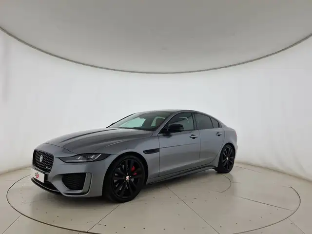 Jaguar XE 2.0d i4 mhev r-dynamic black rwd 204cv auto