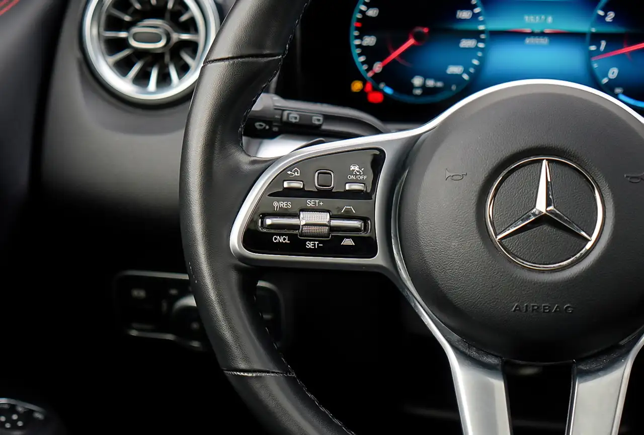 Mercedes-Benz GLB снимка Mercedes-Benz GLB
