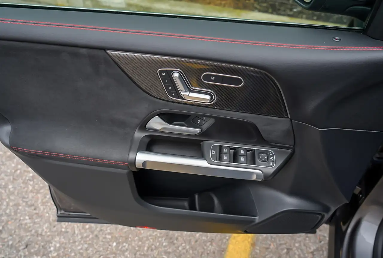 Mercedes-Benz GLB снимка Mercedes-Benz GLB