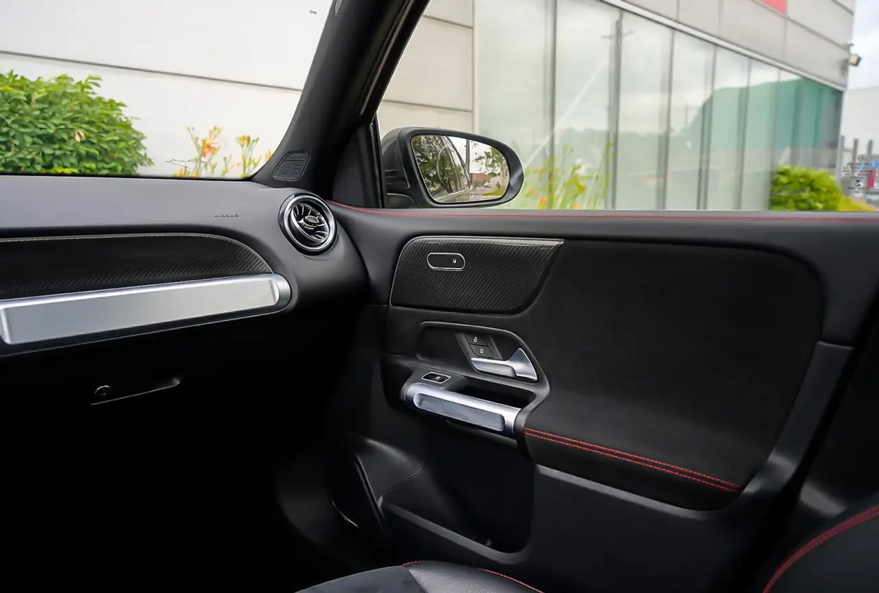 Mercedes-Benz GLB снимка Mercedes-Benz GLB