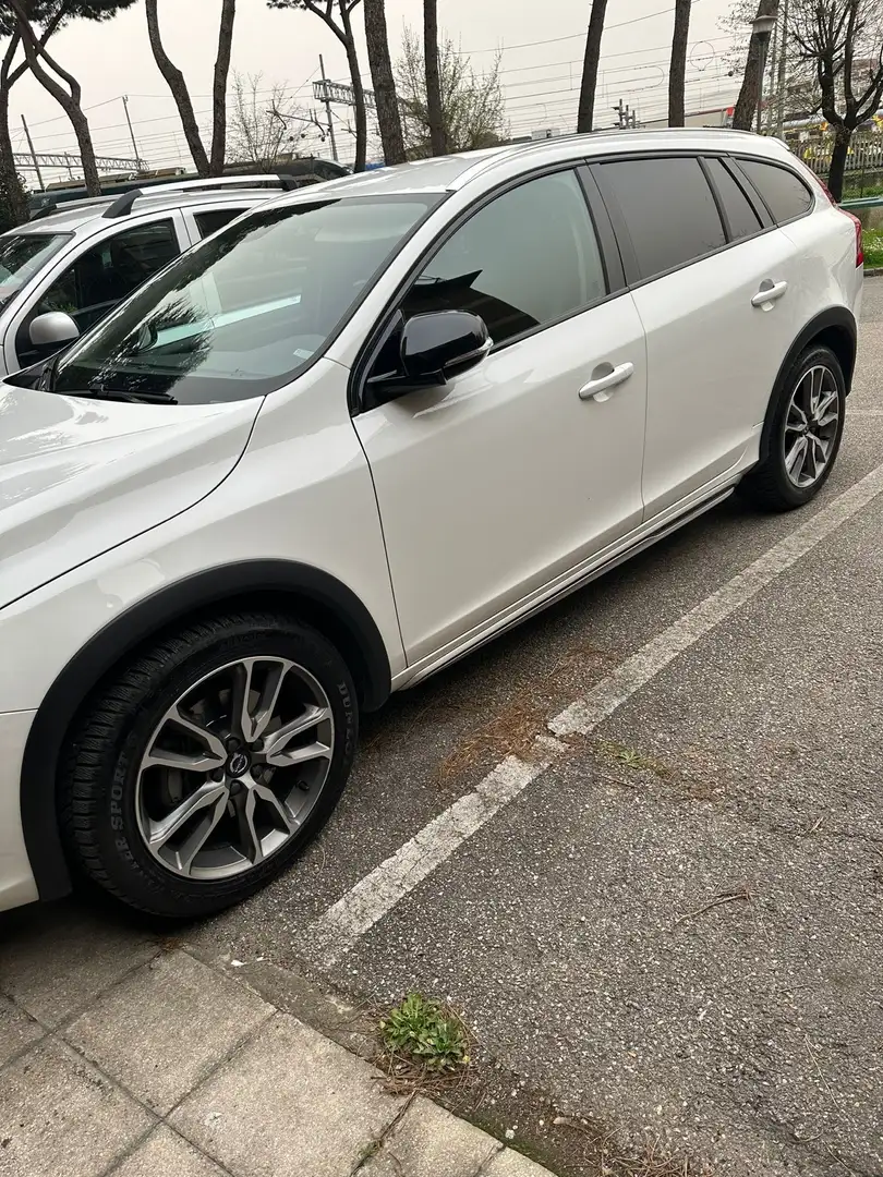 Volvo V60 Cross Country 2.0 d3 Momentum geartronic Bílá - 1