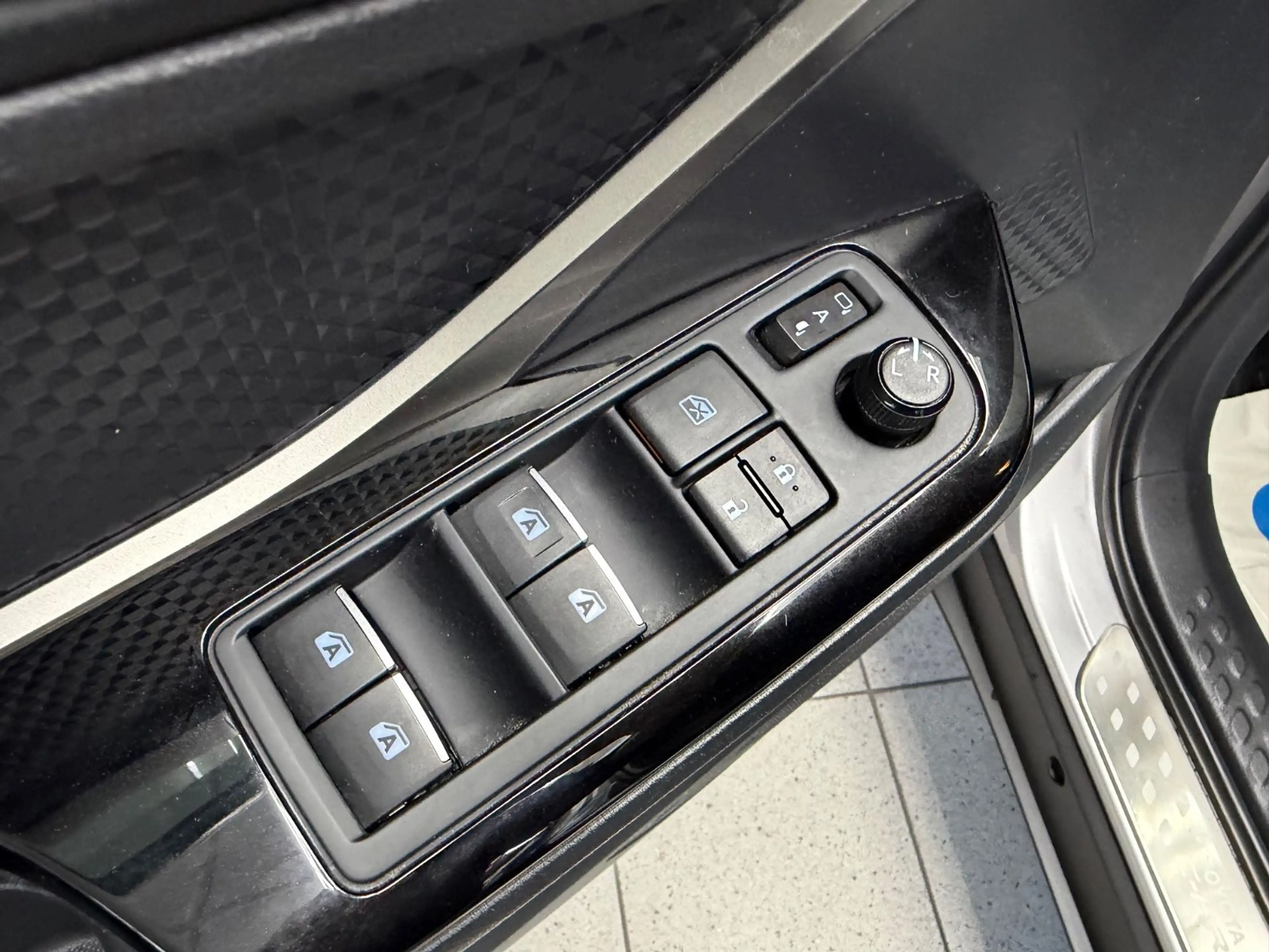 Toyota C-HR Hybrid 1.8 Team D PDC Kamera SHZ NAVI DAB — photo 15