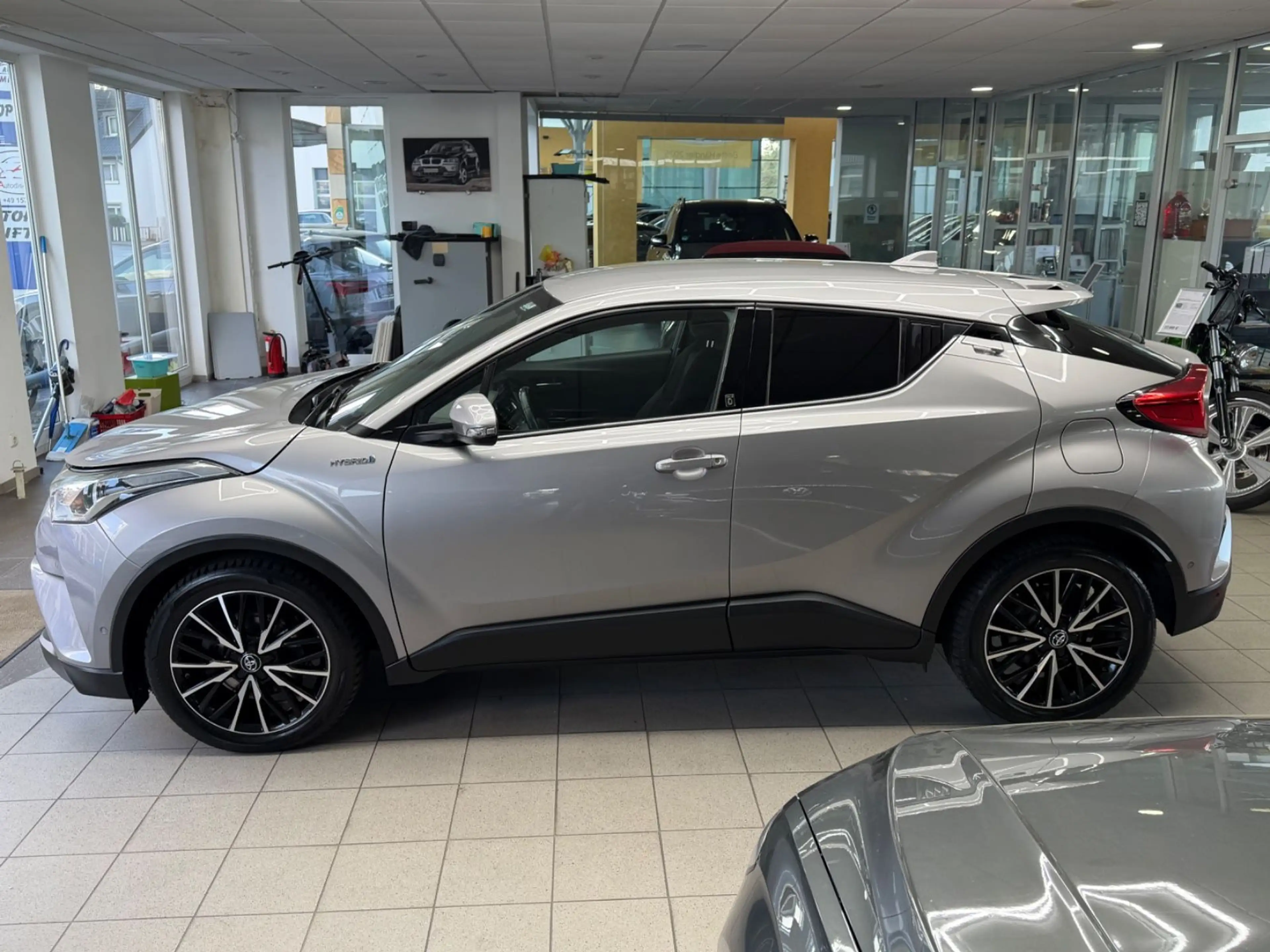 Toyota C-HR Hybrid 1.8 Team D PDC Kamera SHZ NAVI DAB — photo 10