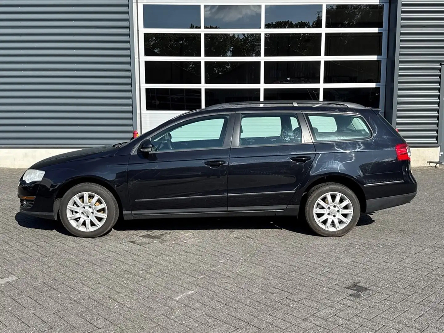 Volkswagen Passat Variant 1.8 TFSI Trendline, trekhaak, airco, navigatie, cr Schwarz - 2