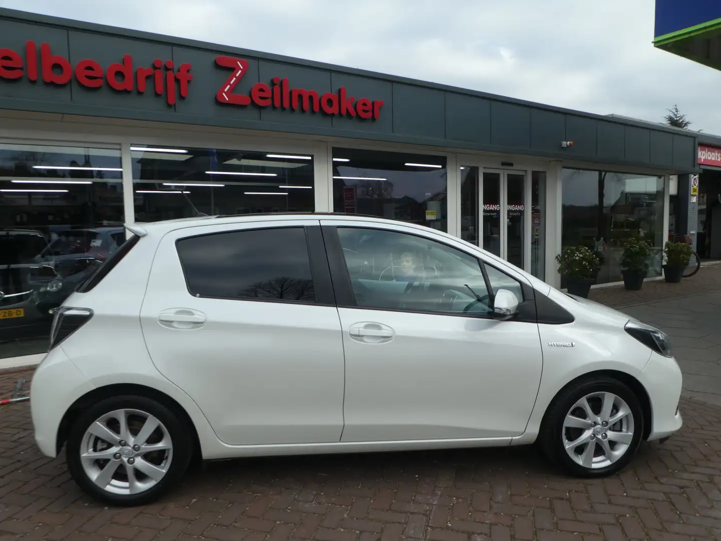 Toyota Yaris 1.5 Full Hybrid Dynamic Clima, Panodak, LM Velgen, Wit - 2