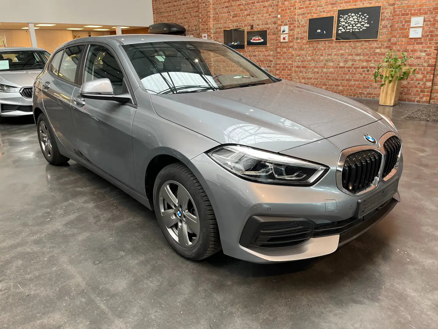 BMW 118 118i Aut. Gris - 1