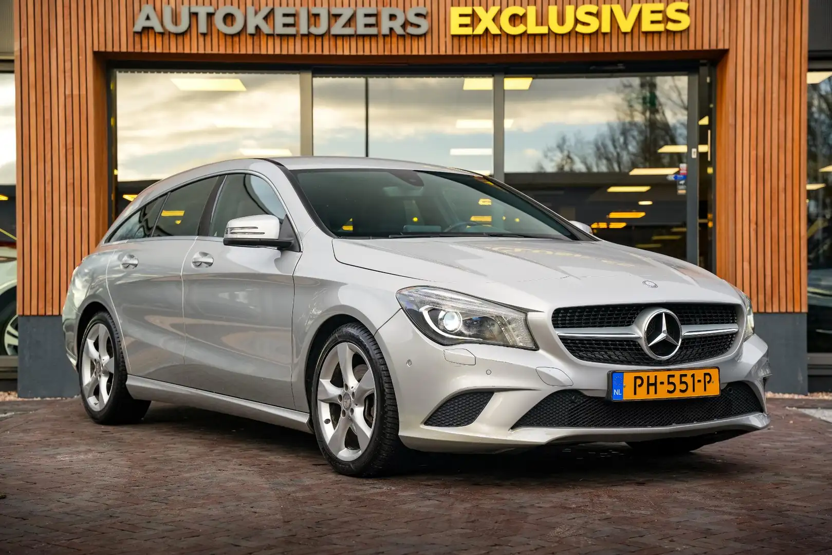 Mercedes-Benz CLA 200 Shooting Brake d Xenon PDC Airco Radio/CD 17''LM Gris - 1