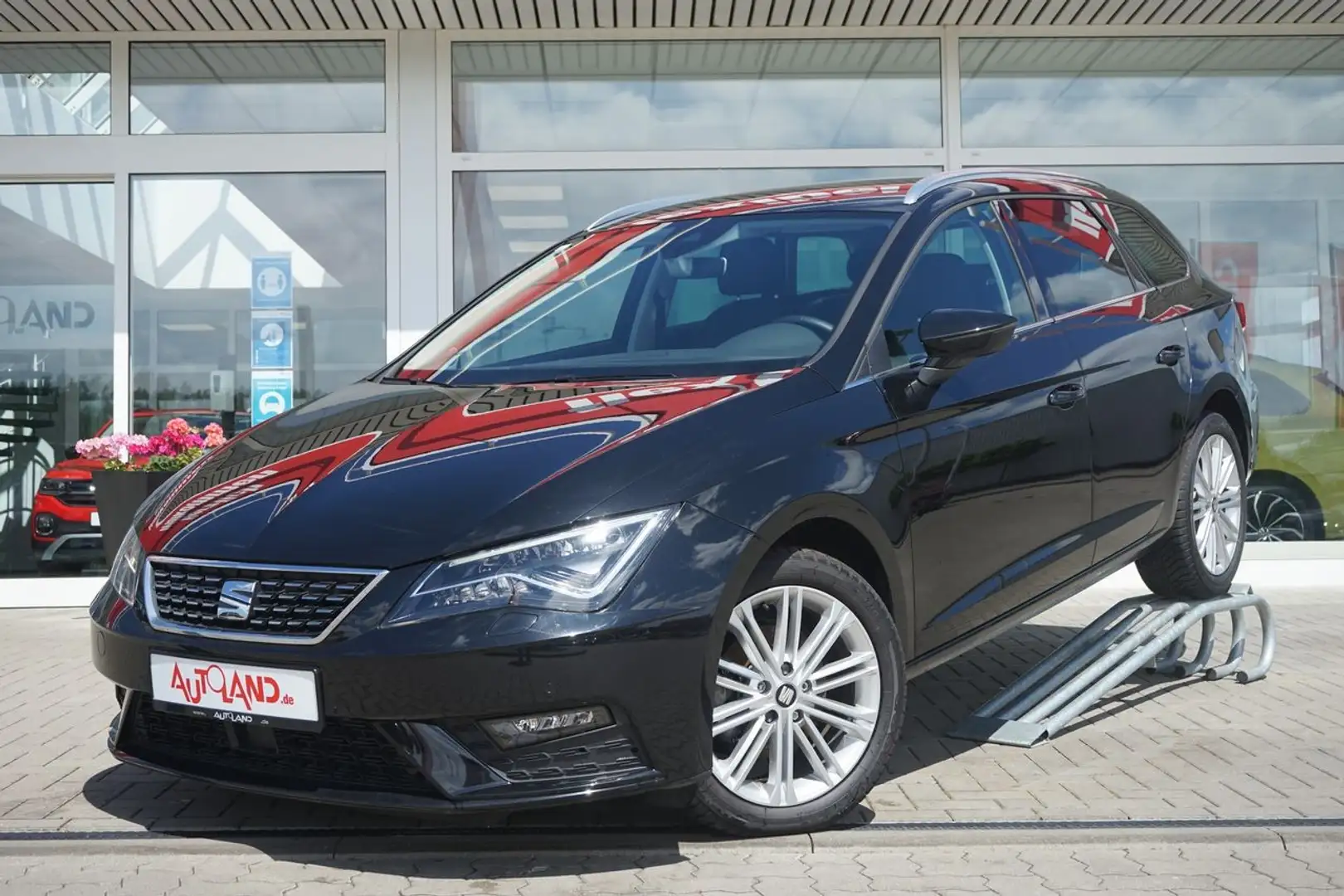 SEAT Leon ST 1.5 TSI Xcellence LED Navi Kamera ACC Schwarz - 2