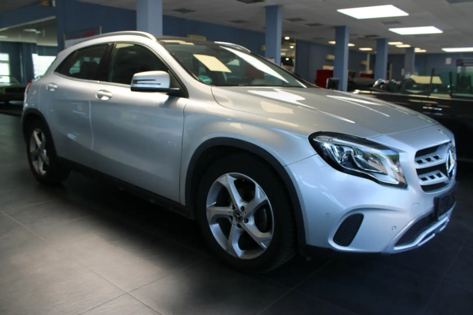 Mercedes-Benz GLA 200 7G-DCT Urban Panorama Silber - 1