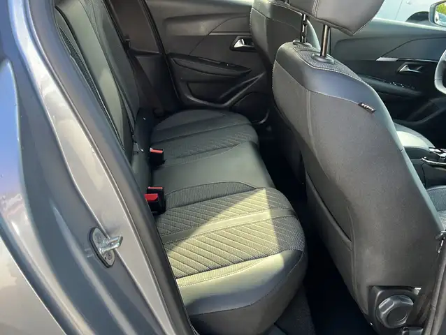 Peugeot 208 view 11