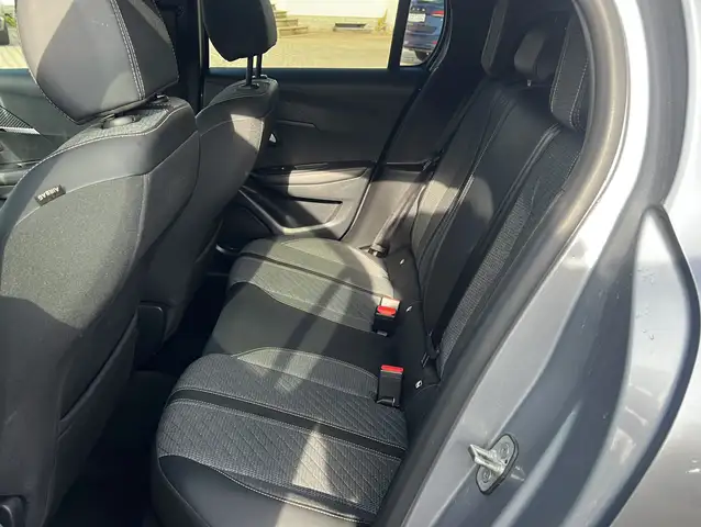 Peugeot 208 view 6
