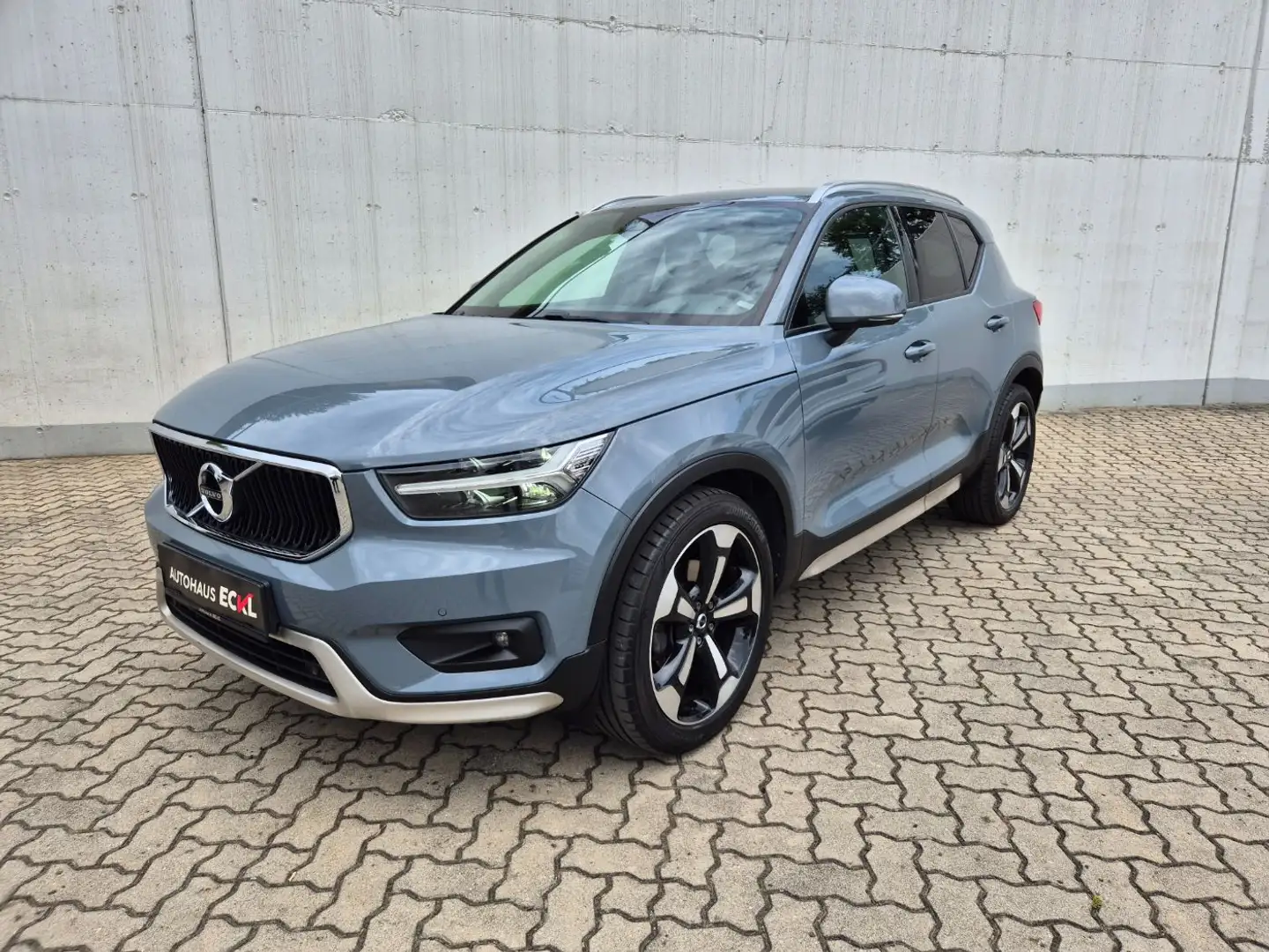 Volvo XC40 D3 AWD Geartronic Momentum AHK AUT LM Grau - 2