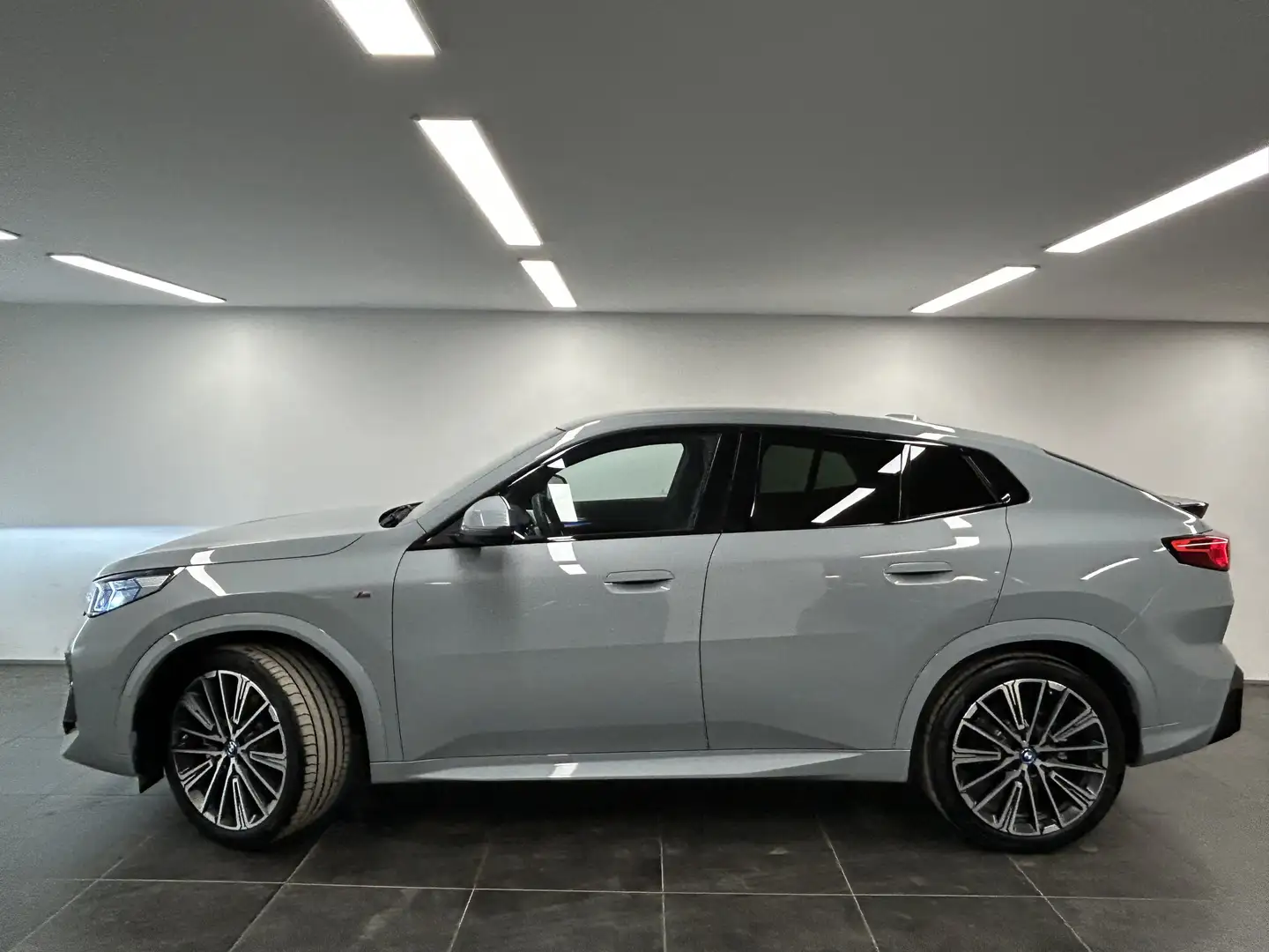 BMW iX2 xDrive30 M Sportpaket Head-Up Harman/Kardon DAB LE Grau - 2