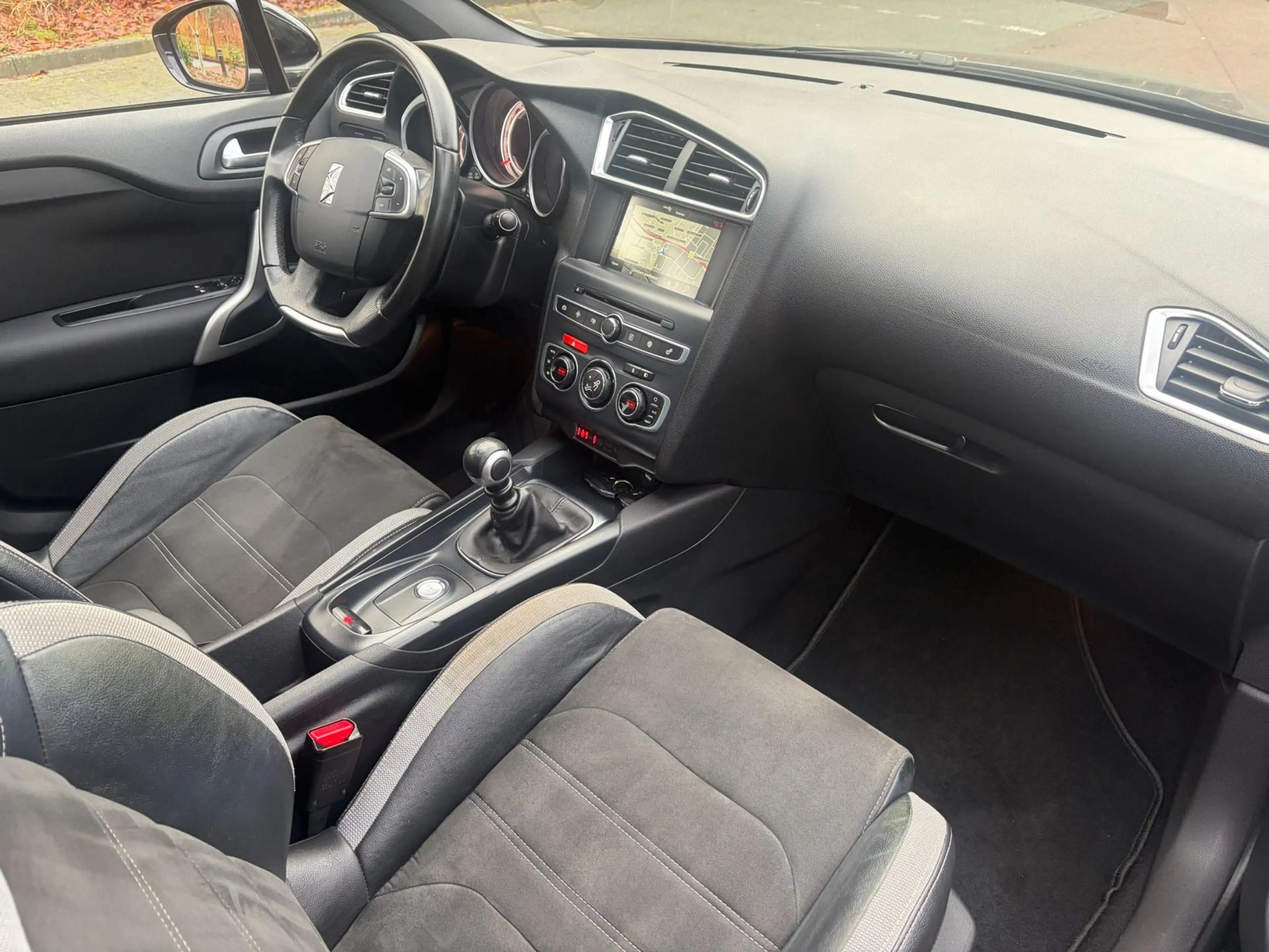 DS Automobiles DS 4 Crossback 1.2 PureTech Business / Navi / Trekhaak / LED — photo 11