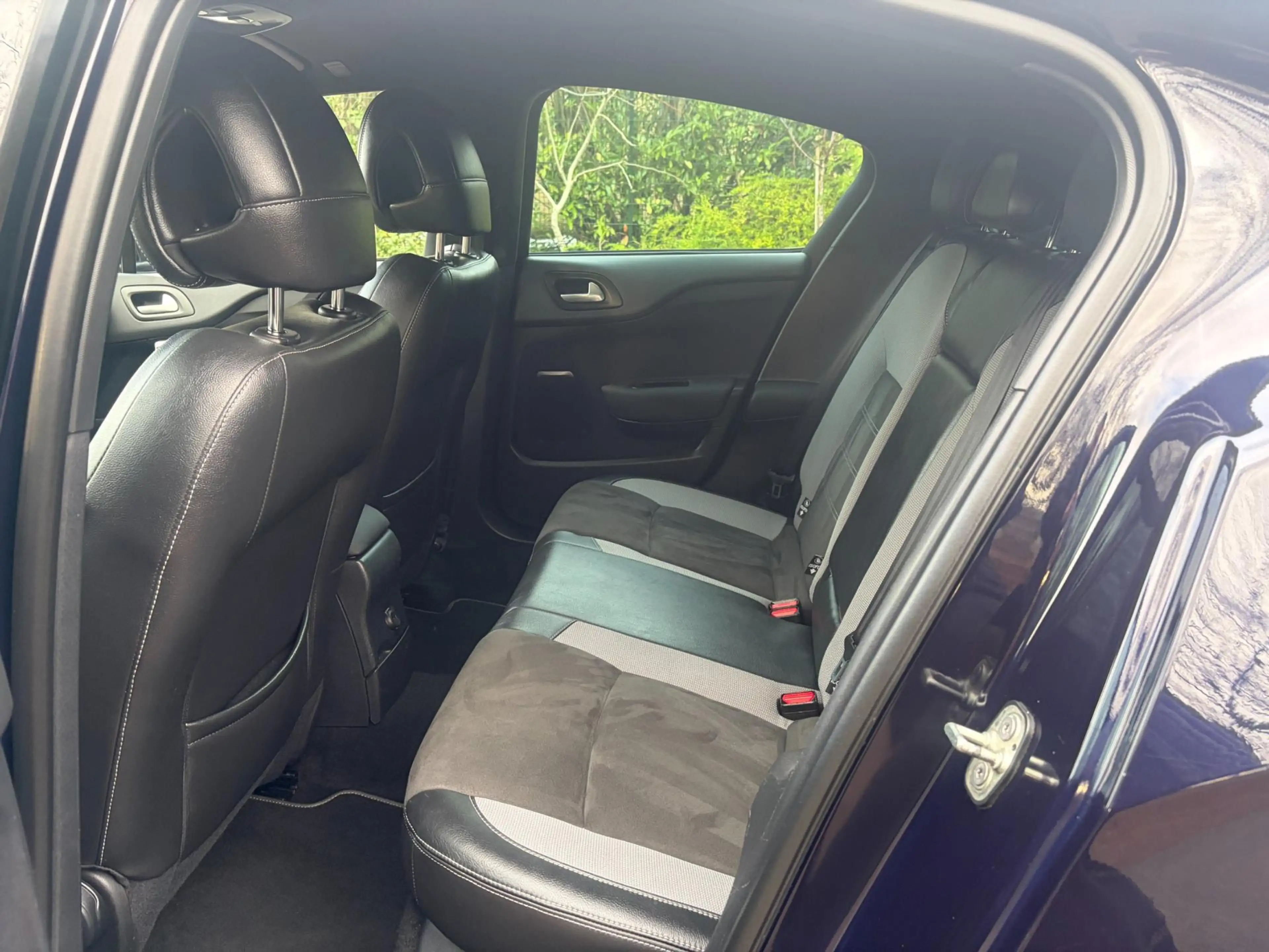 DS Automobiles DS 4 Crossback 1.2 PureTech Business / Navi / Trekhaak / LED — photo 13