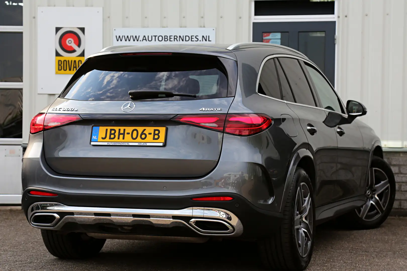 Mercedes-Benz GLC 300 300e 4MATIC AMG Line Plug in PHEV*Perfect MB onder Grau - 2