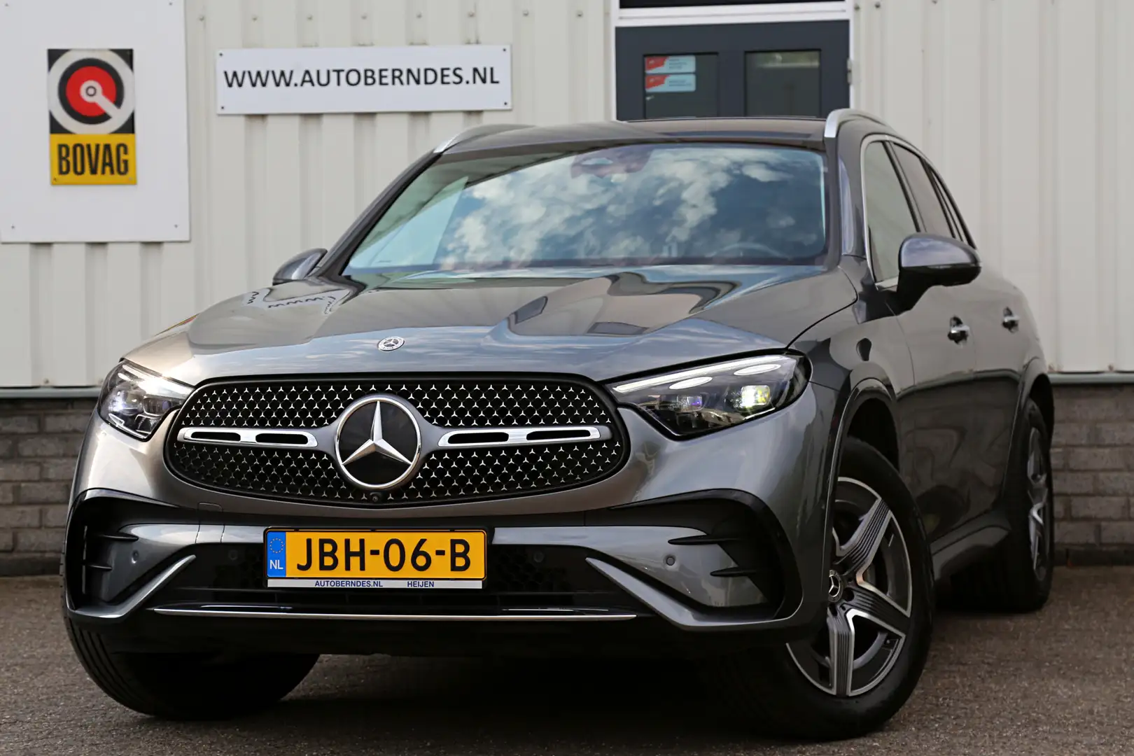Mercedes-Benz GLC 300 300e 4MATIC AMG Line Plug in PHEV*Perfect MB onder Grau - 1