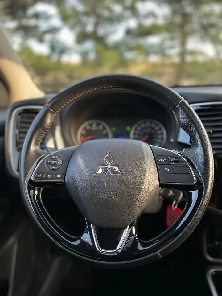 Mitsubishi Outlander снимка Mitsubishi Outlander