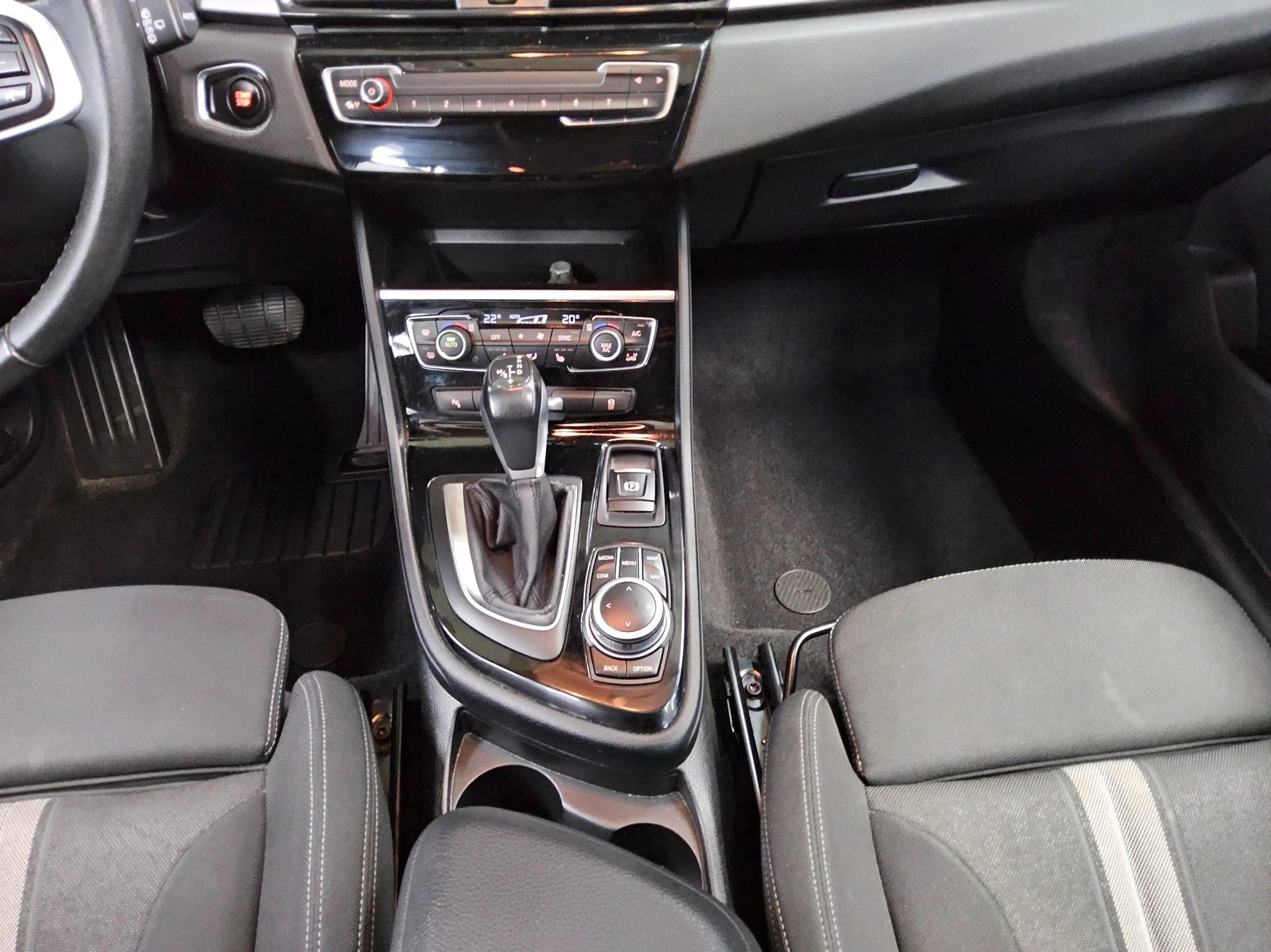 BMW 225 Active Tourer Advantage Navi LED Pano Shz — photo 6
