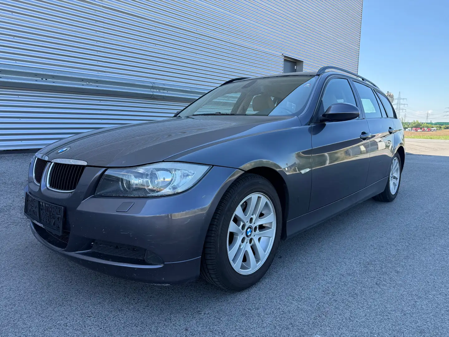 BMW 320 i Touring Österreich-Paket Aut. ID:4 Grau - 2