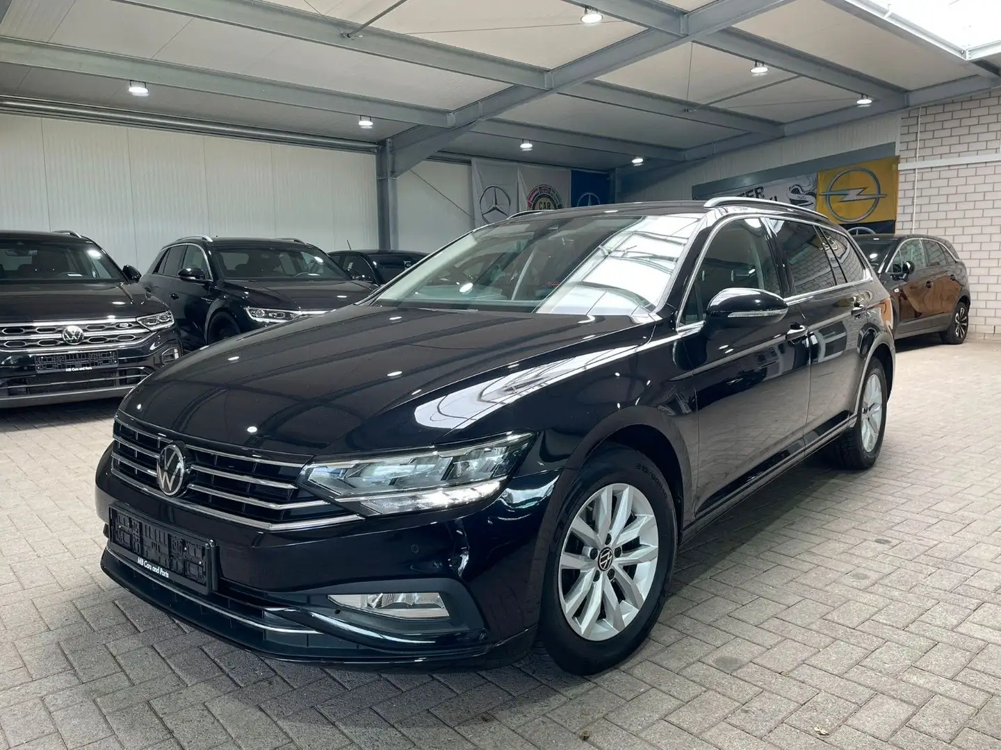 Volkswagen Passat 1.5 TSI Variant Business DSG LED SHZ AHK Schwarz - 1