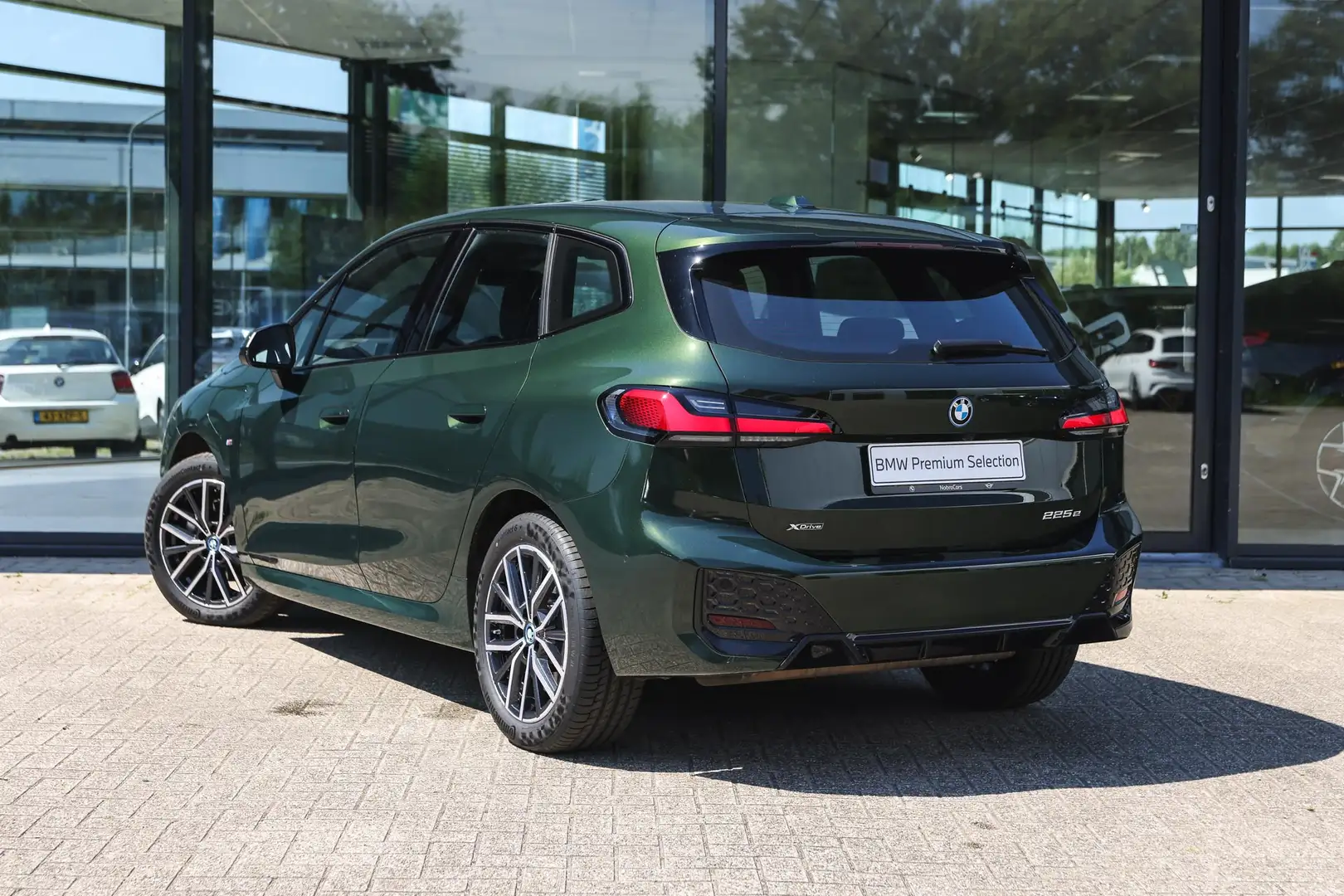 BMW 225 2 Serie Active Tourer 225e xDrive High Executive M Zelená - 2