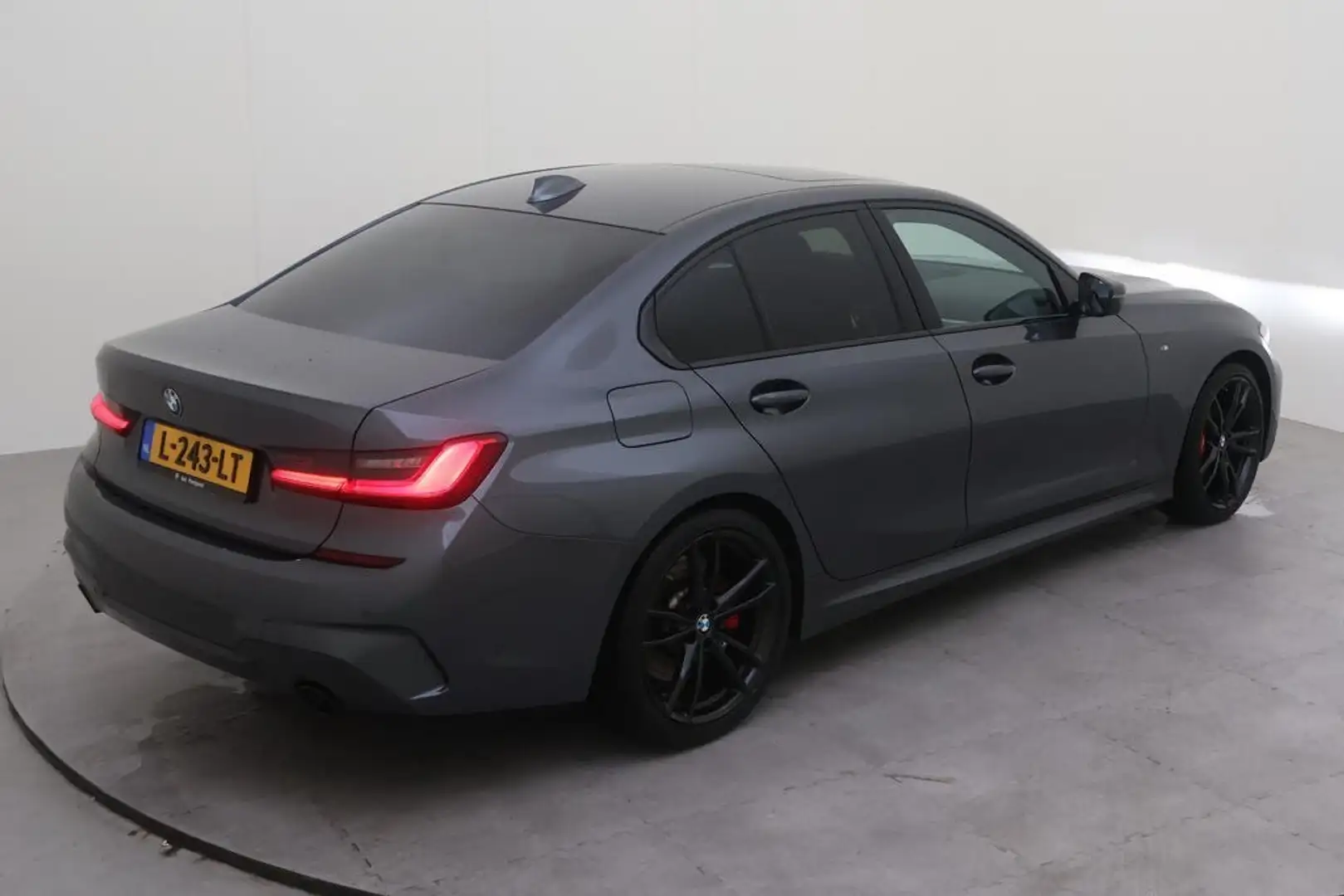 BMW 318 318i M-Sport Automaat NAP/Schuifdak/19inch/Cam/Sfe Grijs - 2