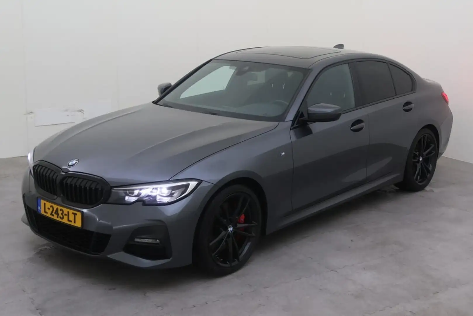 BMW 318 318i M-Sport Automaat NAP/Schuifdak/19inch/Cam/Sfe Grijs - 1