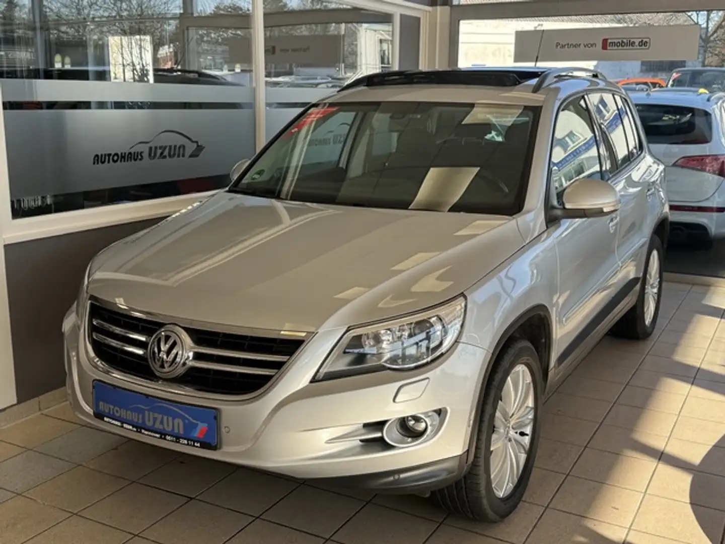 Volkswagen Tiguan TDI 4Motion DSG Track&Field Pano AHK Xeno Silber - 2