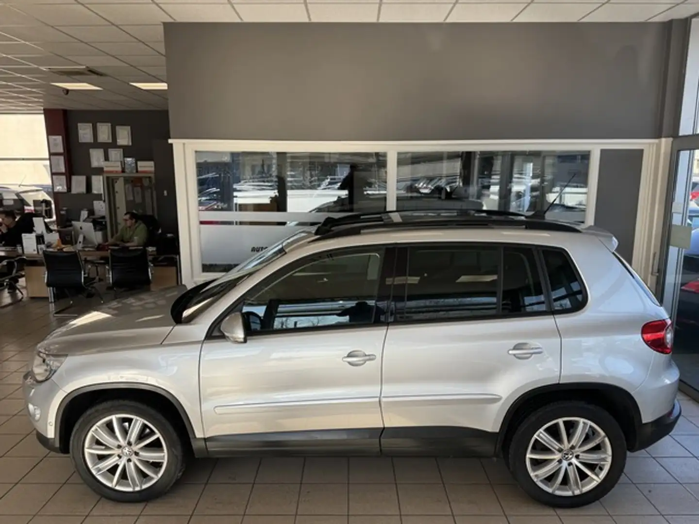 Volkswagen Tiguan TDI 4Motion DSG Track&Field Pano AHK Xeno Silber - 1