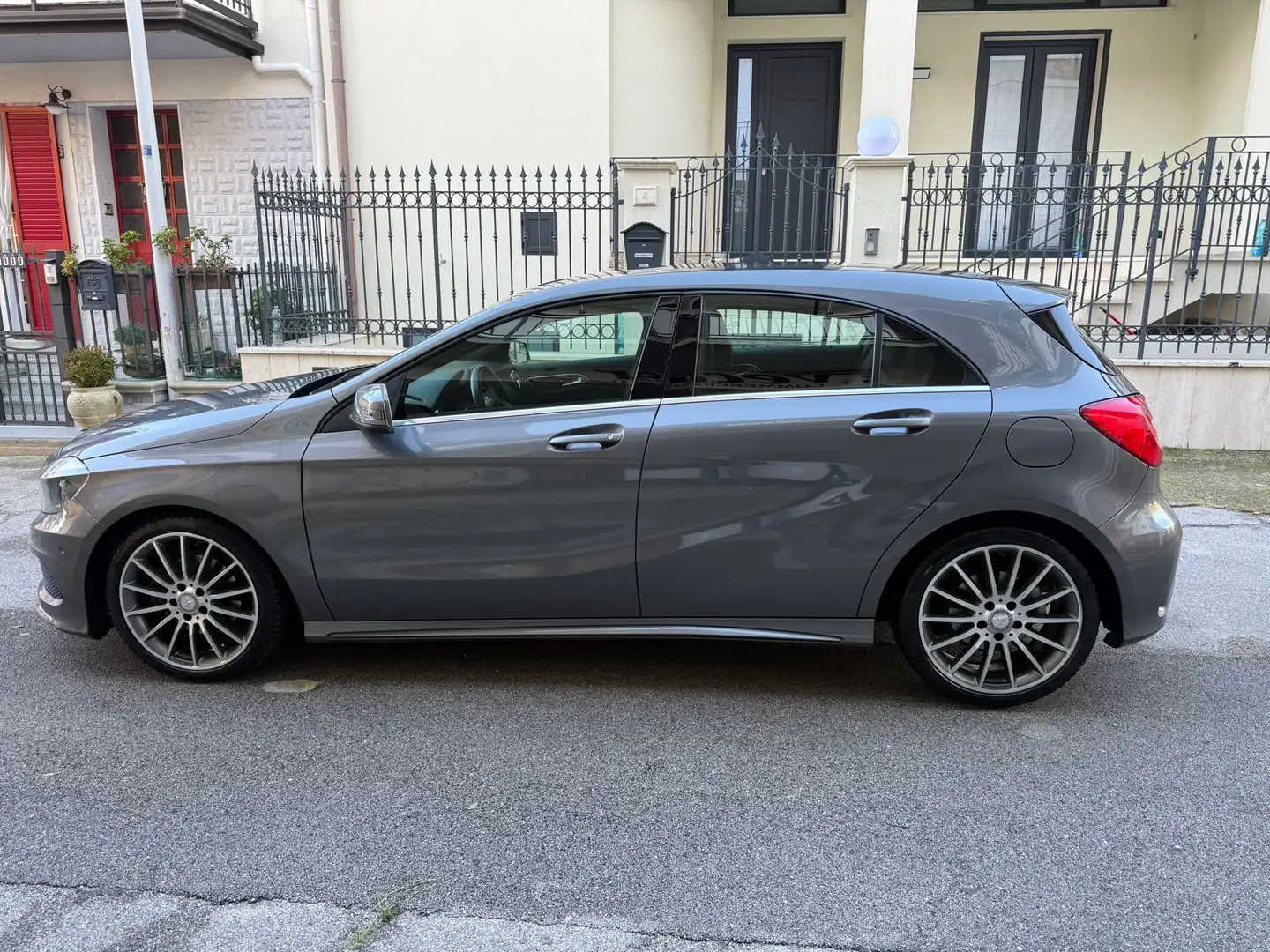 Mercedes-Benz A 160 Classe A - W176 cdi Premium auto E6 Grau - 2