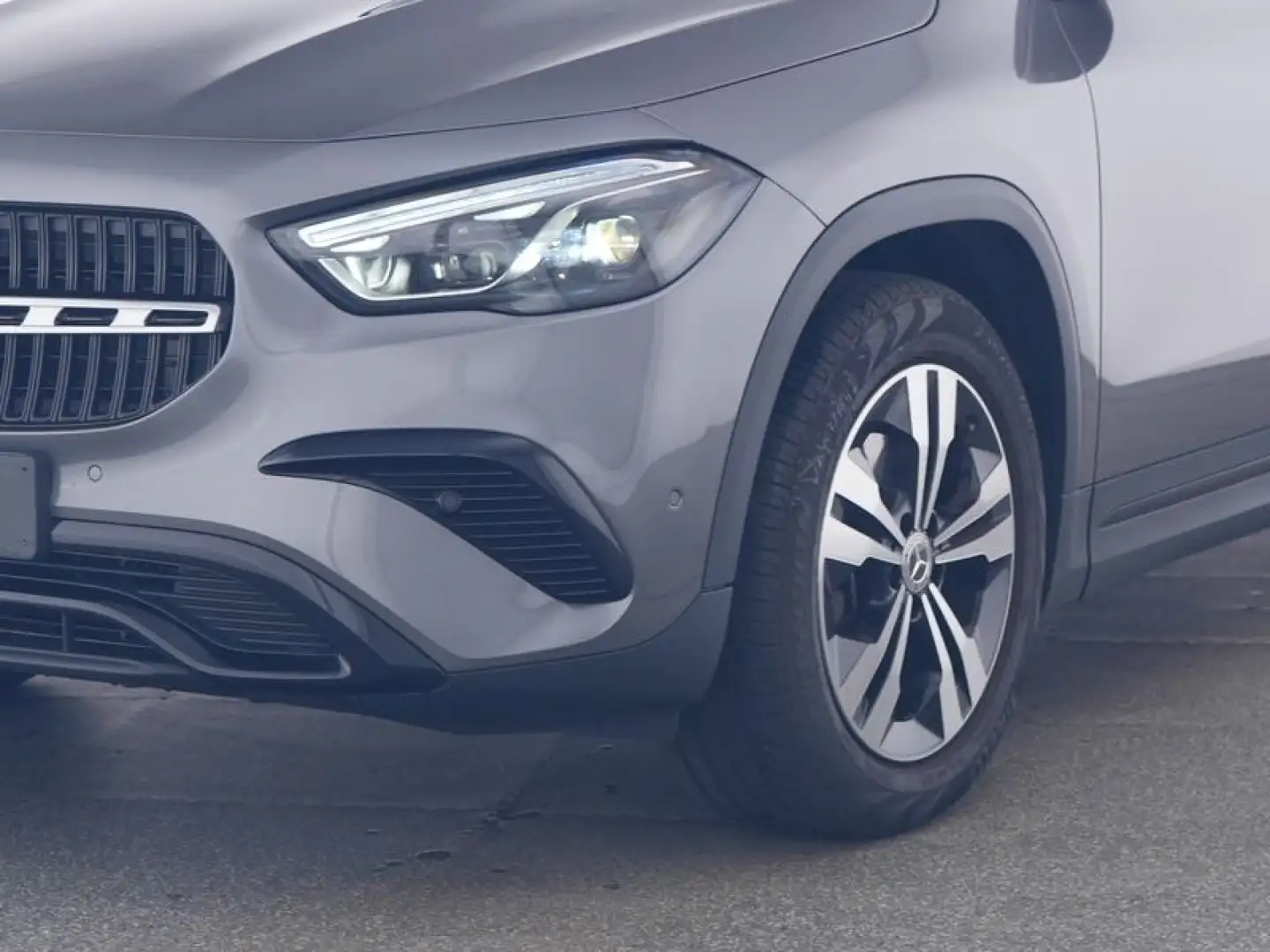 Mercedes-Benz GLA 180 Automatic Progressive Advanced Plus Gris - 2