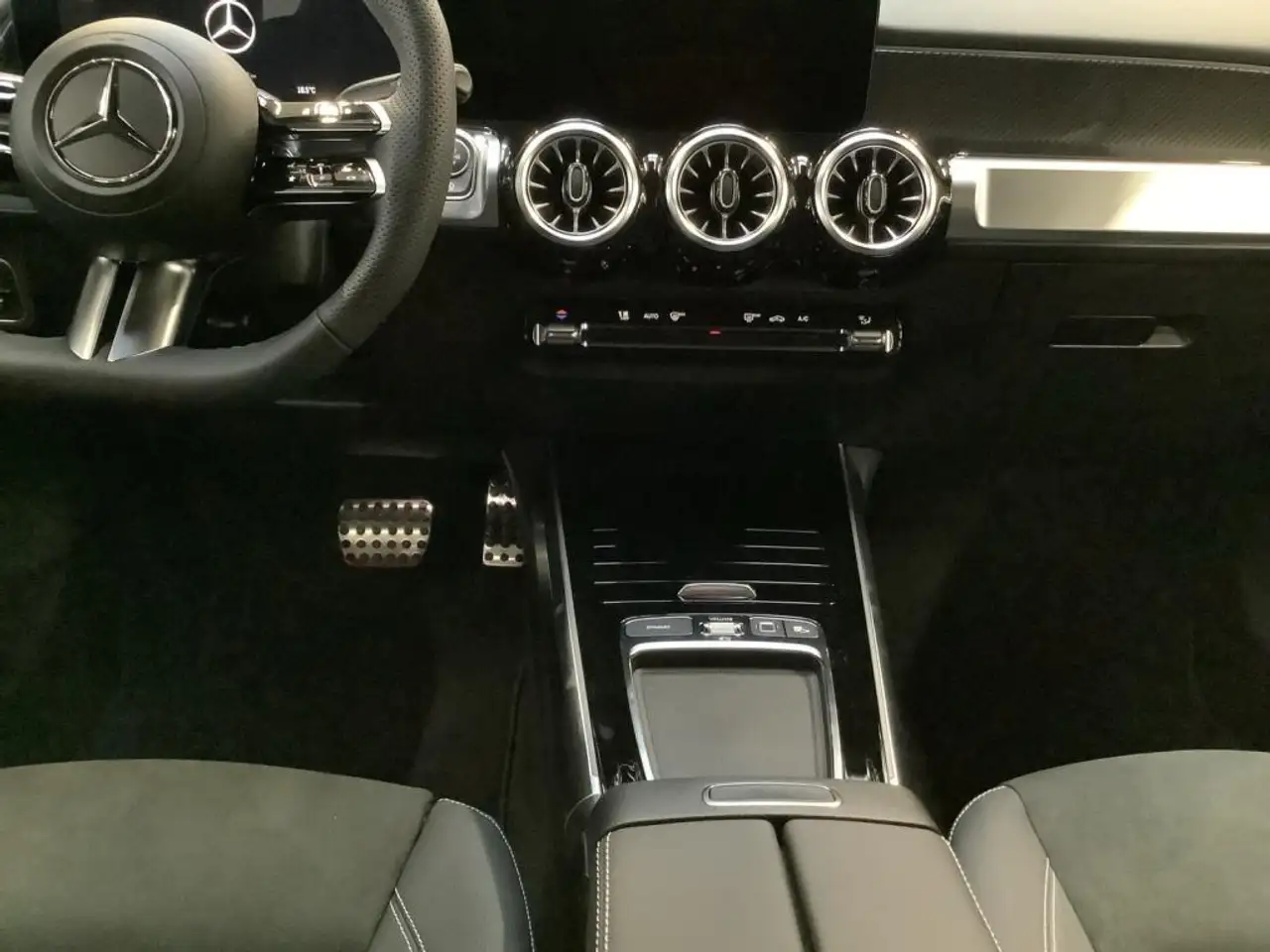 Mercedes-Benz GLB 220 4MATIC AMG+NIGHT+20"+MULTIBEAM+AHK+360°+ 7