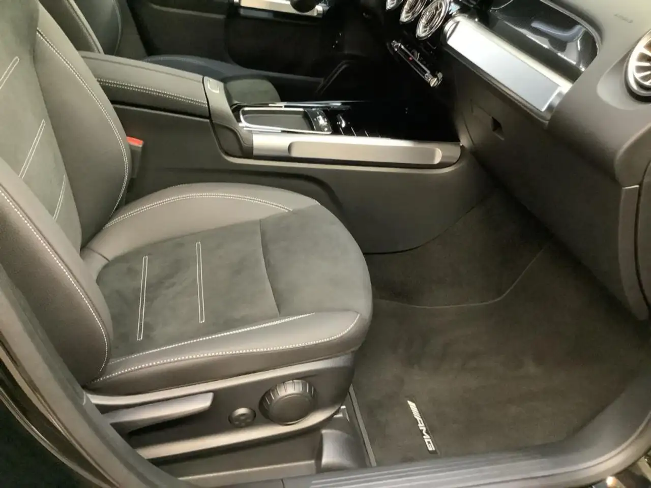 Mercedes-Benz GLB 220 4MATIC AMG+NIGHT+20"+MULTIBEAM+AHK+360°+ 6
