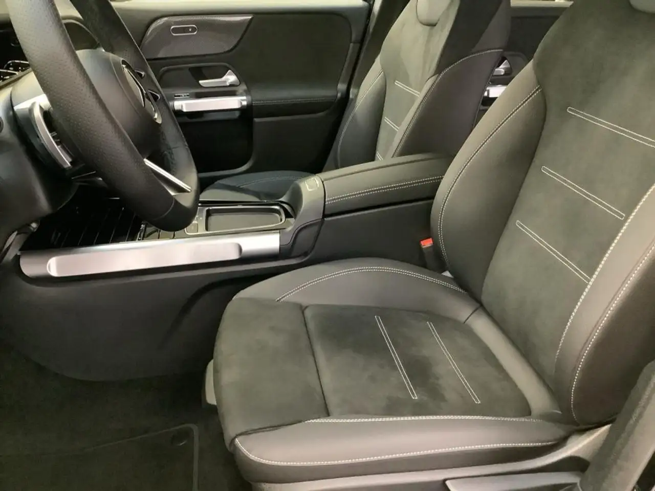 Mercedes-Benz GLB 220 4MATIC AMG+NIGHT+20"+MULTIBEAM+AHK+360°+ 8