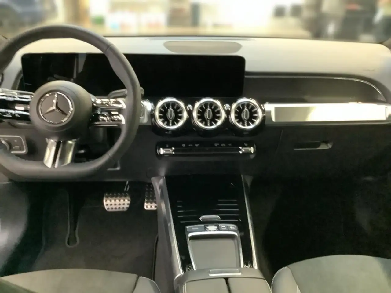 Mercedes-Benz GLB 220 4MATIC AMG+NIGHT+20"+MULTIBEAM+AHK+360°+ 12