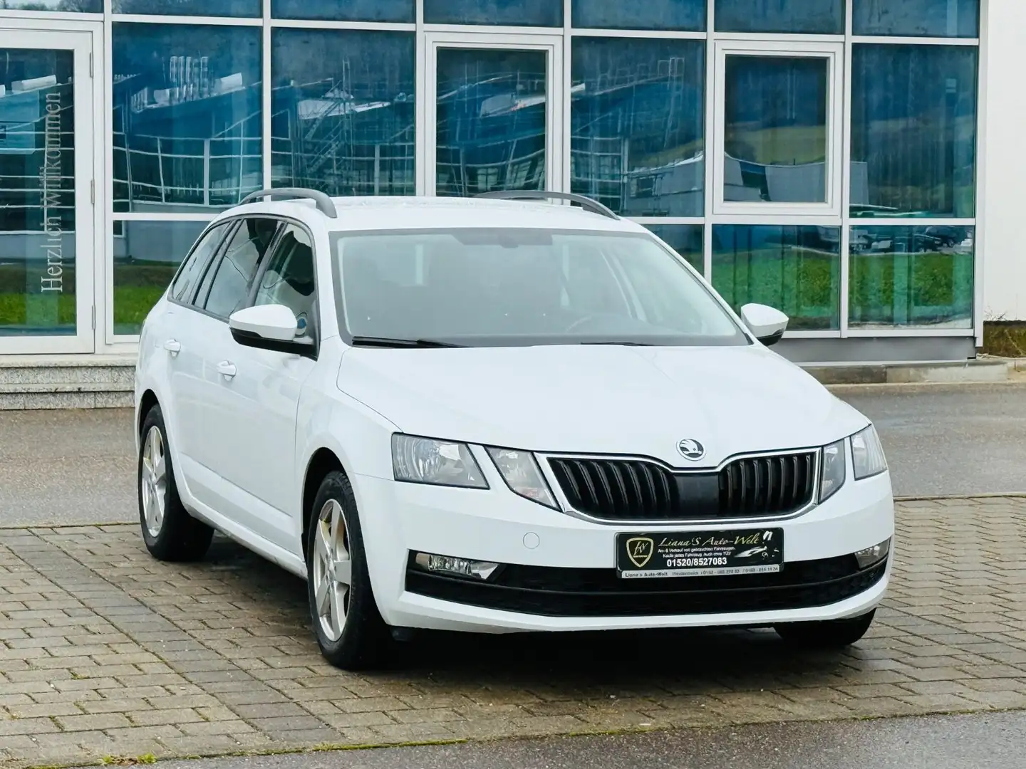 Skoda Octavia Combi Ambition DSG AHK SHZ Tüv/Au 11.27 Weiß - 1
