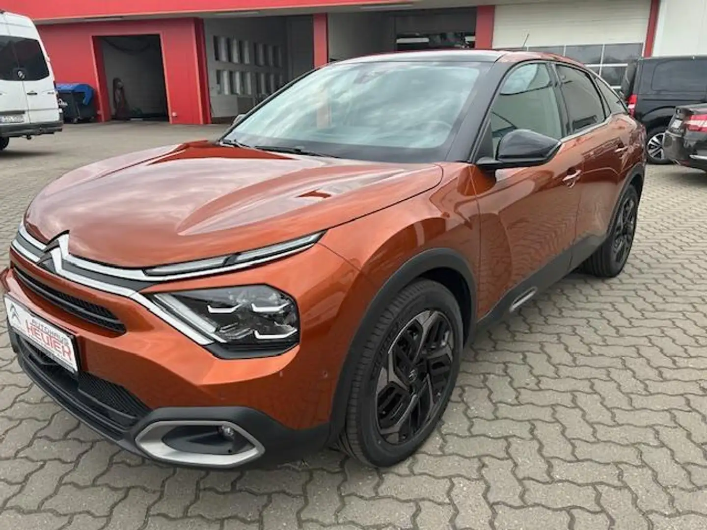 Citroen C4 Shine PureTech 130 EAT8 mit Pano-Dach Orange - 1