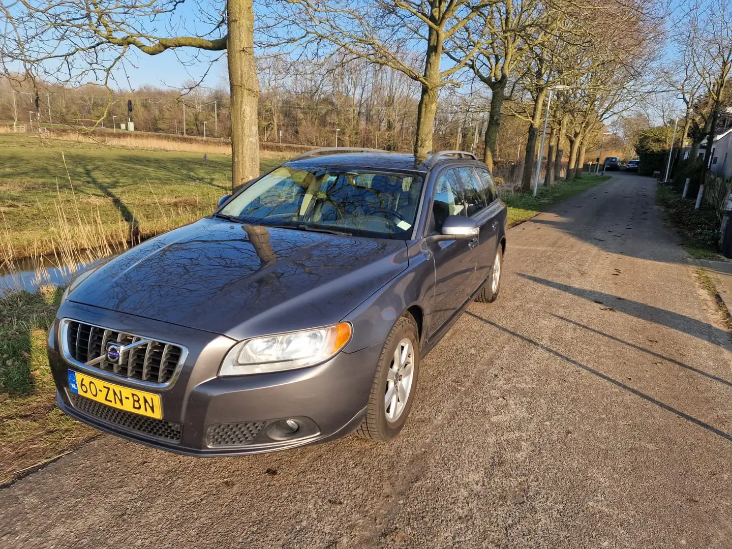 Volvo V70 V70 2.0 Momentum Gris - 1