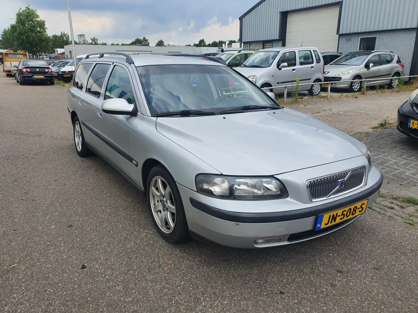 Volvo V70 2.4 T AWD Gtr. C.L. Automaat Clima Bj:2000 Gri - 2