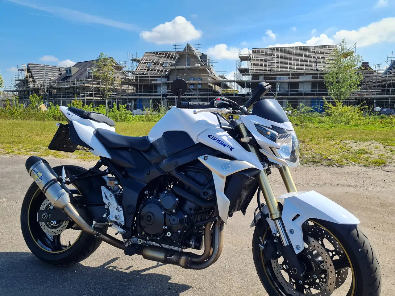 Suzuki GSR 750