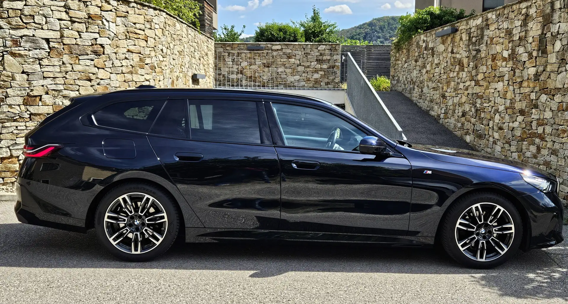 BMW 520 d Touring MHEV Aut.*M-Paket*Memory*Harman Kardon* Schwarz - 1