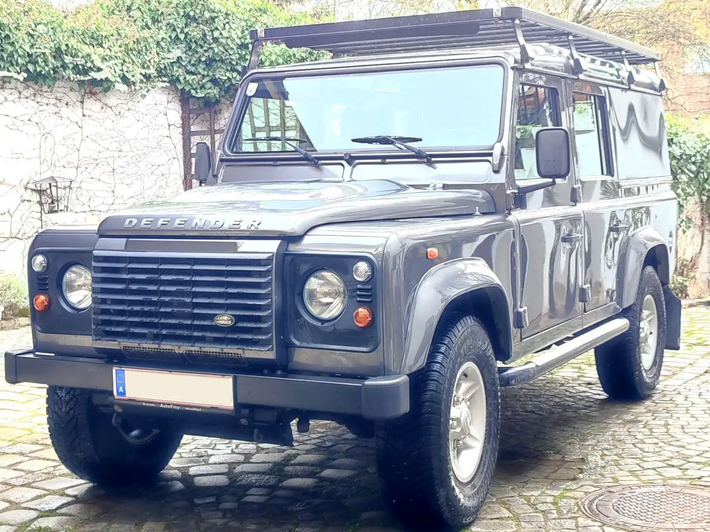 Land Rover Defender Defender 110" Station Wagon Utility E 2,2 Grau - 2