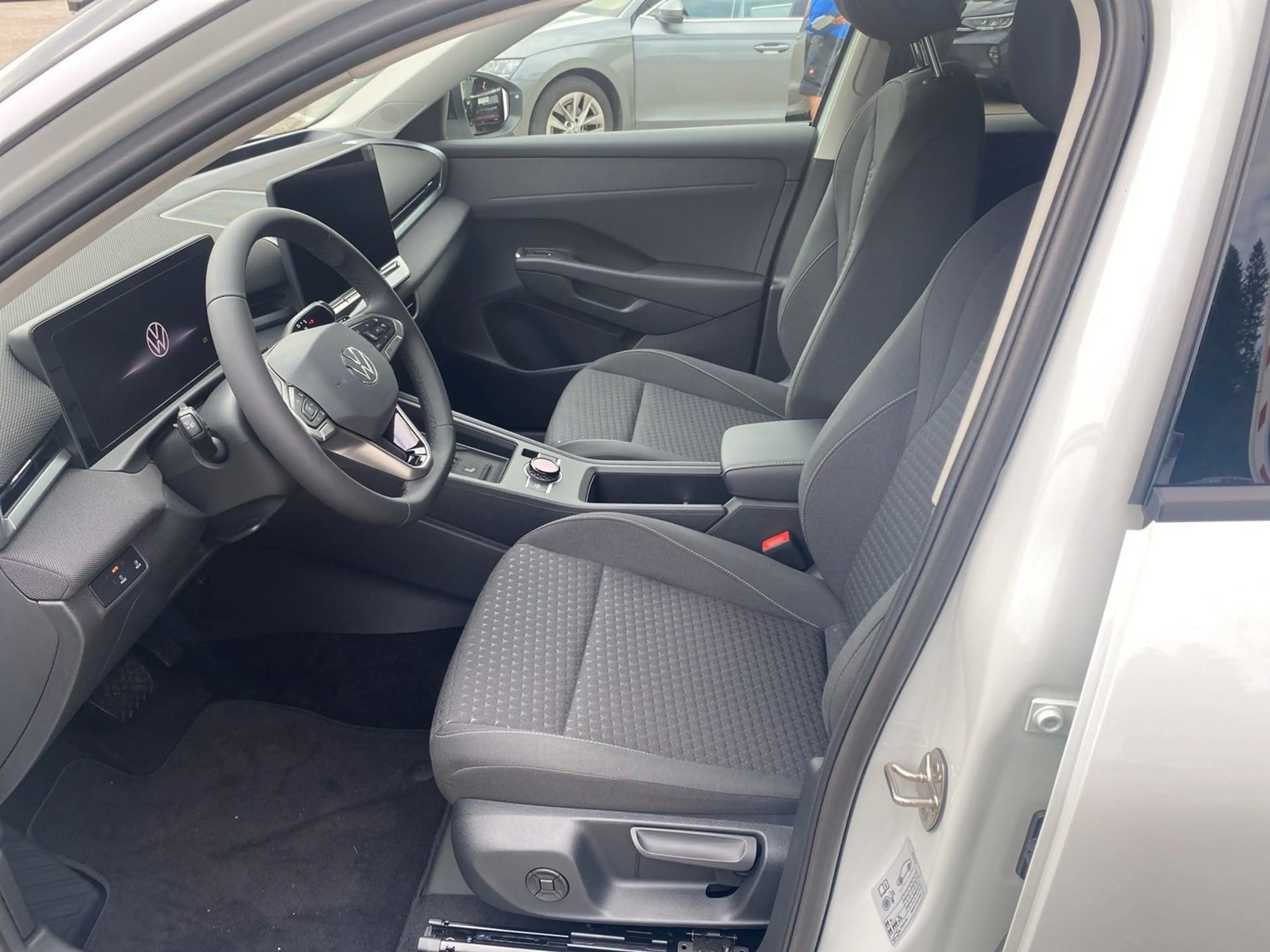 Volkswagen T-Roc Life eTSI DSG — photo 11