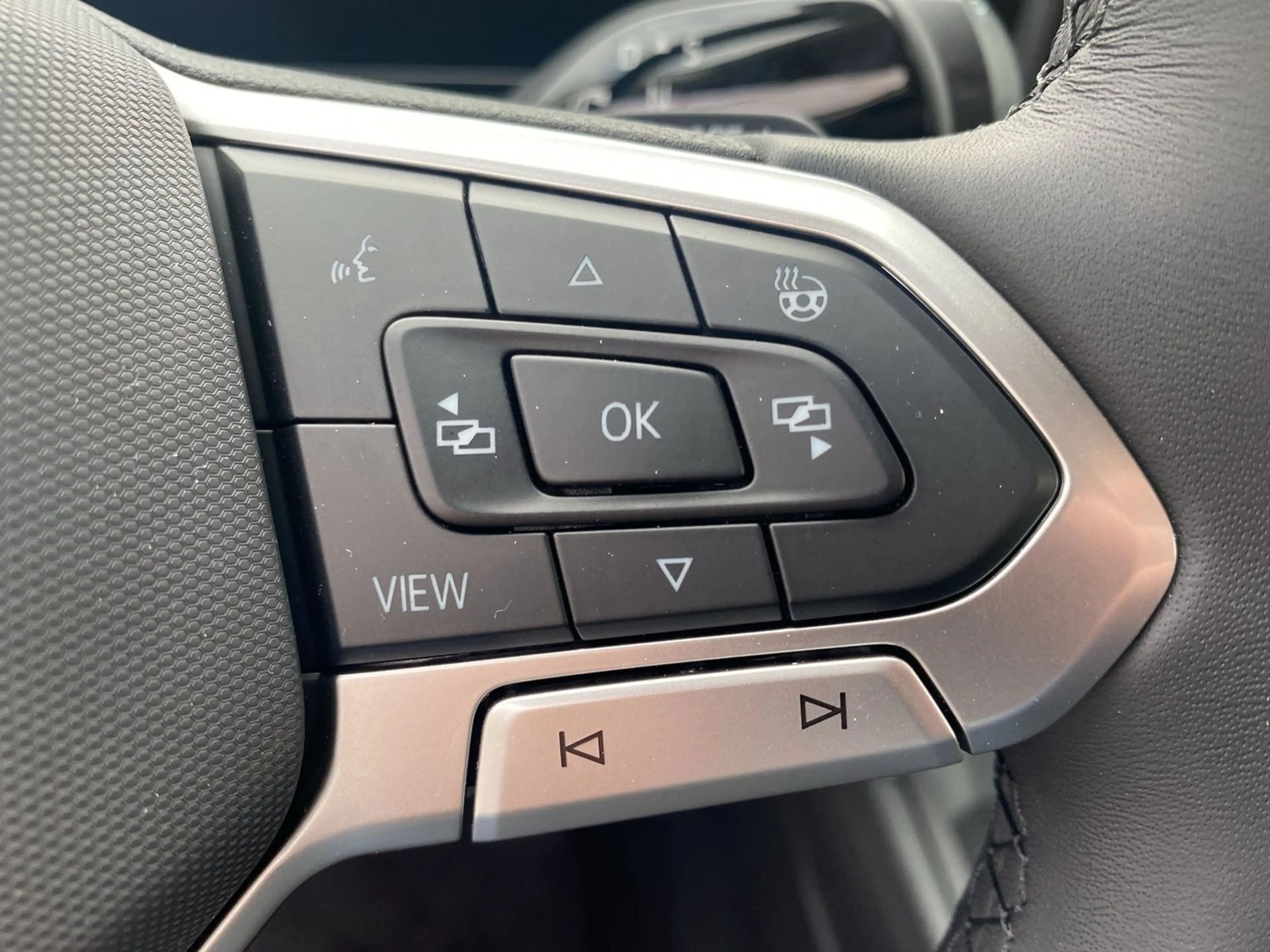 Volkswagen T-Roc Life eTSI DSG — photo 14